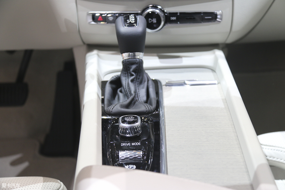 Create a new Volvo XC60 based on SPA platform.