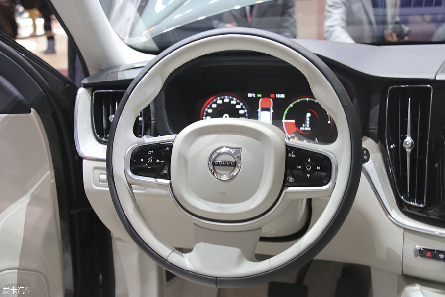 Create a new Volvo XC60 based on SPA platform.